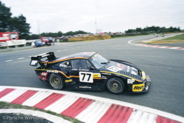 Porsche 935 at Mulsanne corner at Le Mans