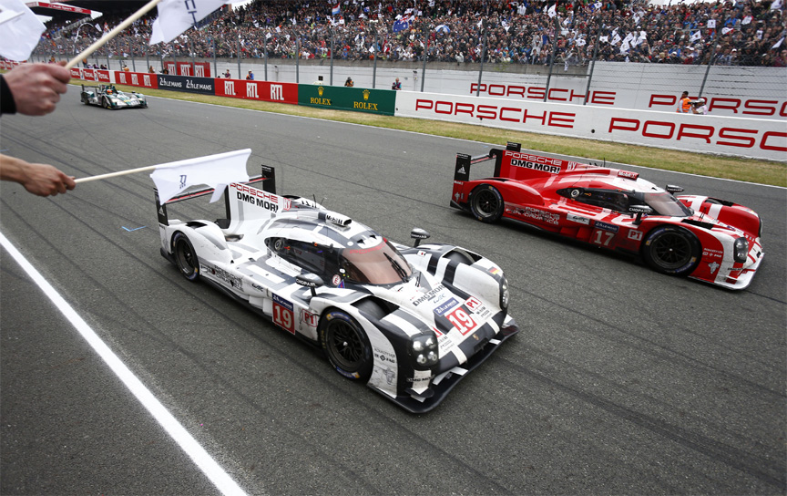 The red 919 is in front, but is one lap behind. Hülkenberg, who had started the race in the white 919, was also the driver to pass the finish line. The 3.5 years of work of the Porsche LMP1 team paid off.