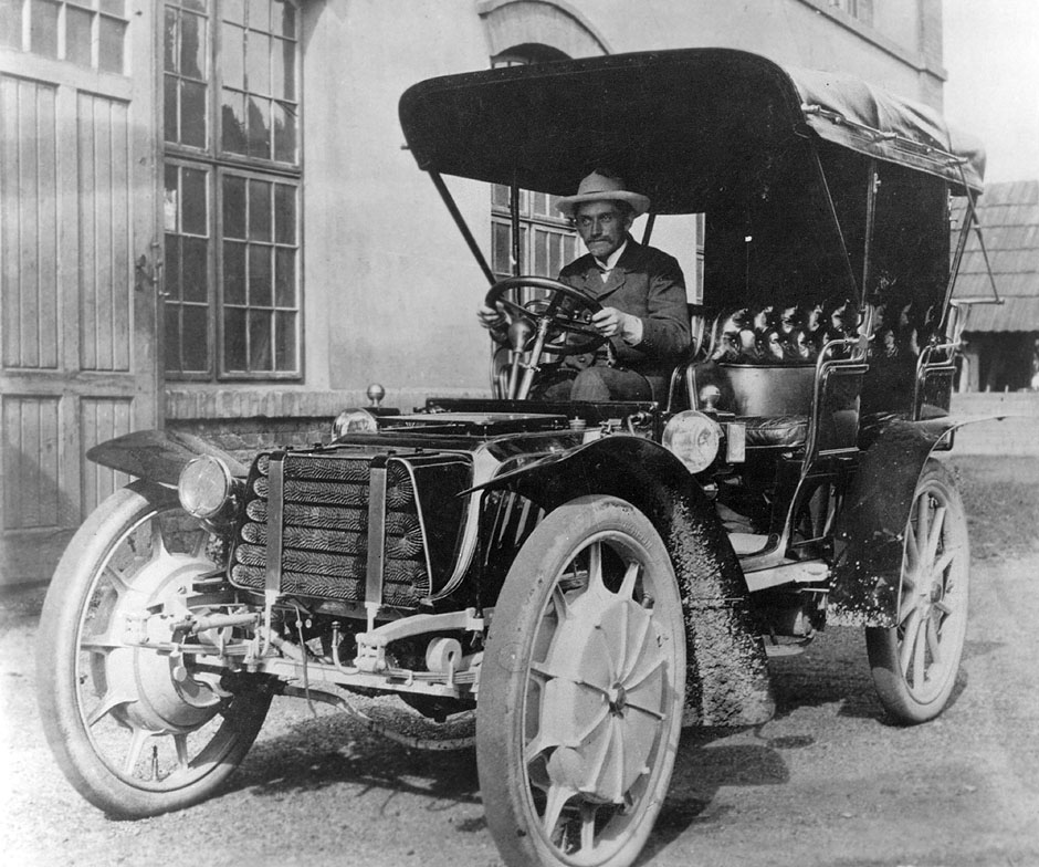 1903 Lohner-Porsche Mixte hybrid driven by F. Porsche.