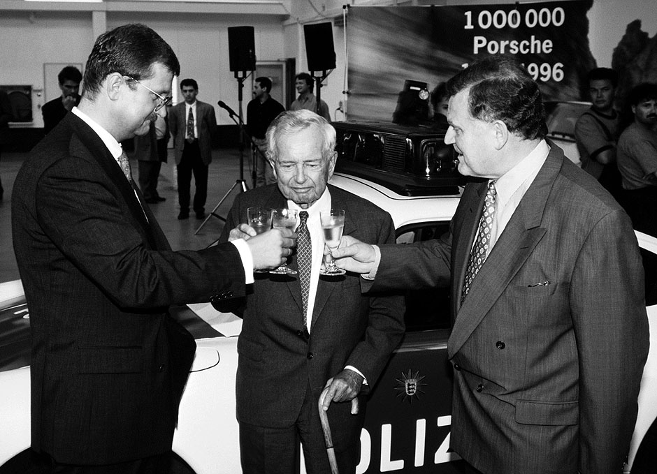 CEO Wendelin Wiedeking and Erwin Teufel, Head of Baden-Württemberg congratulating Ferry Porsche, the man thanks to whom 1.000.000 Porsches were created.