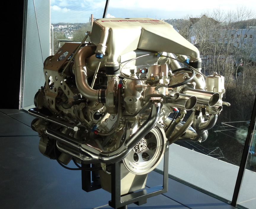 Although marinized 928 S4 engines were marketed by Wizeman Marine, this 928 off-shore race boat engine (type M28/70, 5.0V8 bi-turbo, 551 kW) is made in Weissach. Two such engines were installed in one racing boat.