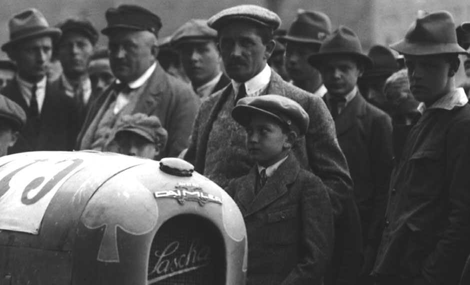 Ferry Porsche in front of his father Ferdinand Porsche.© Porsche