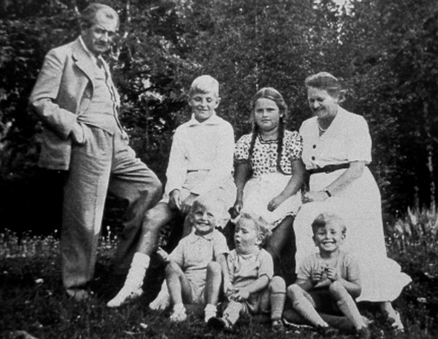 Grandfather Ferdinand Porsche, brother Ernst Piëch, sister Louise Piëch and mother Louise Piëch-Porsche