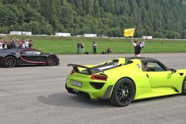 Porsche 918 Spyder vs Bugatti Chiron Drag Race