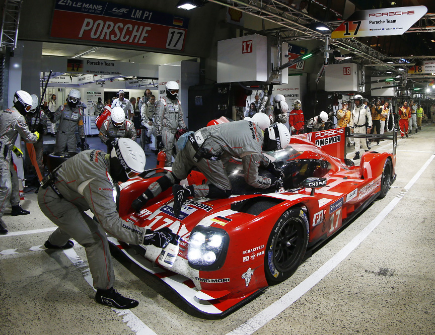 Webber refuelling after lap 122