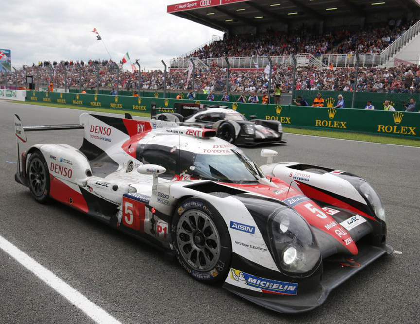 The photo shows how Porsche takes the lead over the stopped Toyota