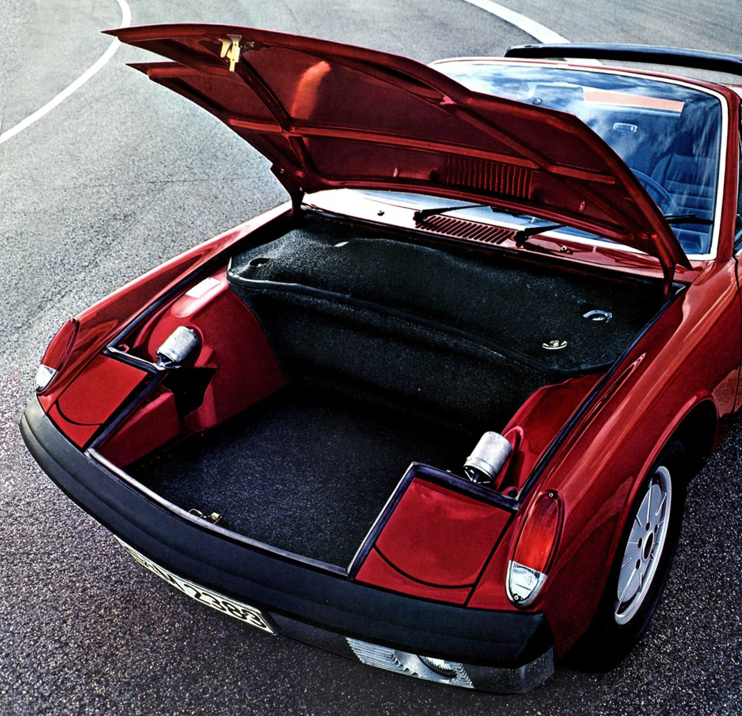 To fill the 62 litre fuel tank you had to open the 914 hood