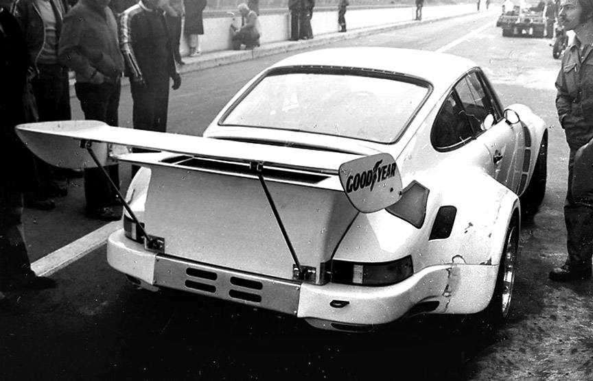 Engine lid and rear wing unique to Kremer 935