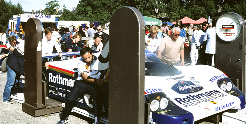1983: weighing of the racing cars Porsche 956