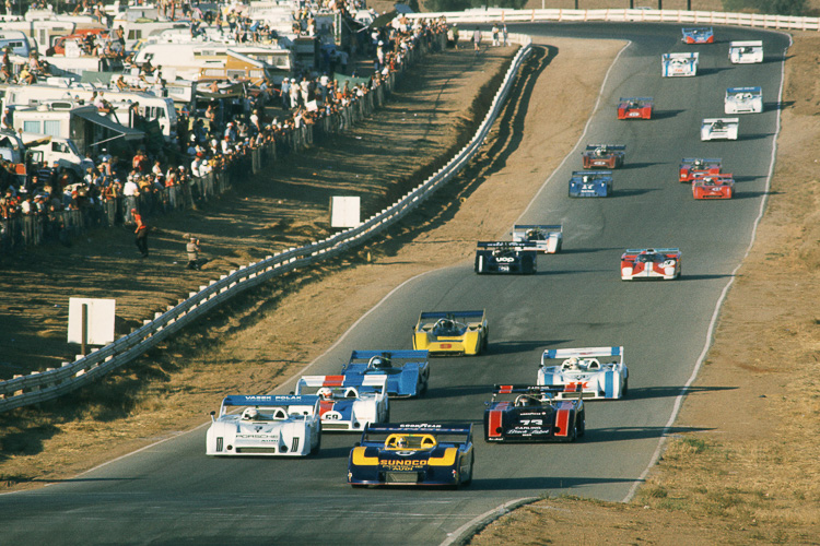 Mark Donohue takes his #6 Penske Porsche 917/30 into the lead during the final Can-Am race of the '73 season