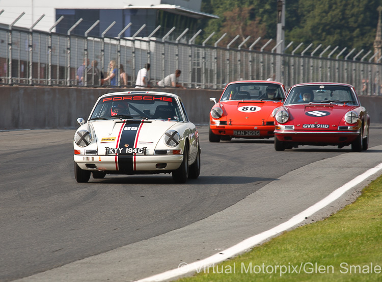 The #65 ‘works’ 911 driven by Richard Bott just manages to stay ahead of Rob Russell’s 1966 Porsche 911 2.0-litre