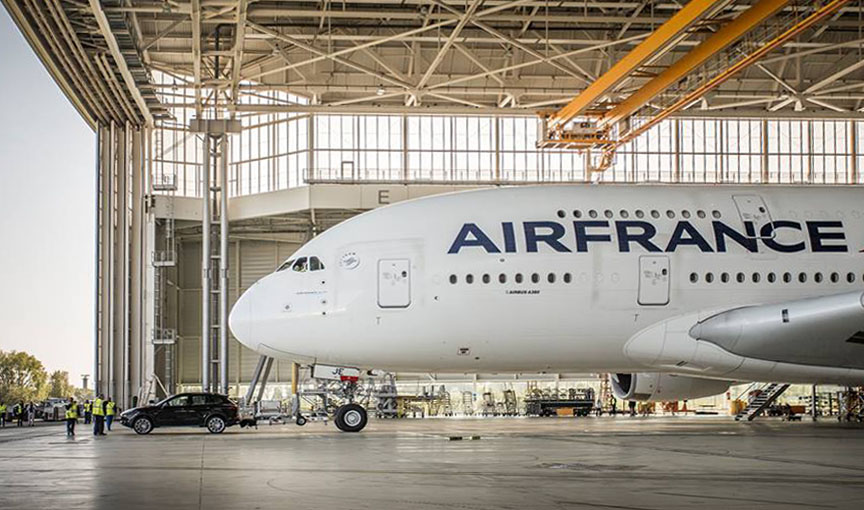 Porsche Cayenne tows an Airbus A380