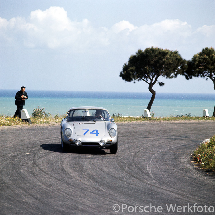 This fine shot shows the #74 Porsche 356 B 2000 GS Carrera GT ‘Dreikantschaber’ (chassis #122991) driven by Günther Klass and Jochen Neerpasch