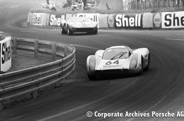 No. 64 Porsche 908 LH of Hans Herrmann/Gérard Larrousse followed by the No. 6 Ford GT40 of Jacky Ickx/Jackie Oliver