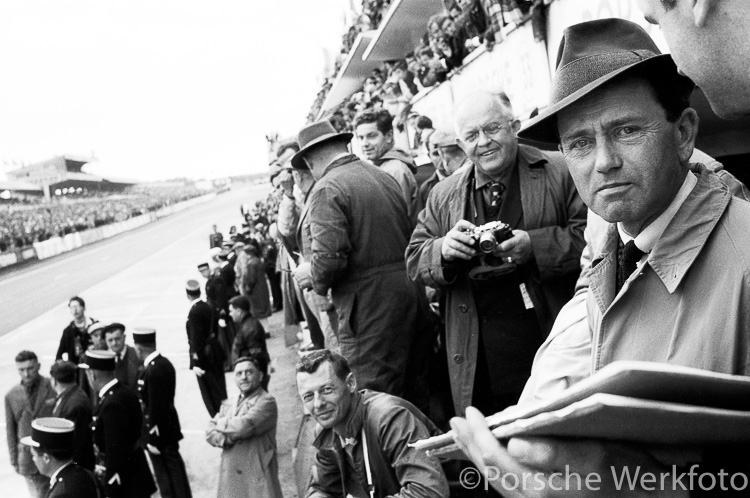 Ferry Porsche on the pit wall with lap sheets