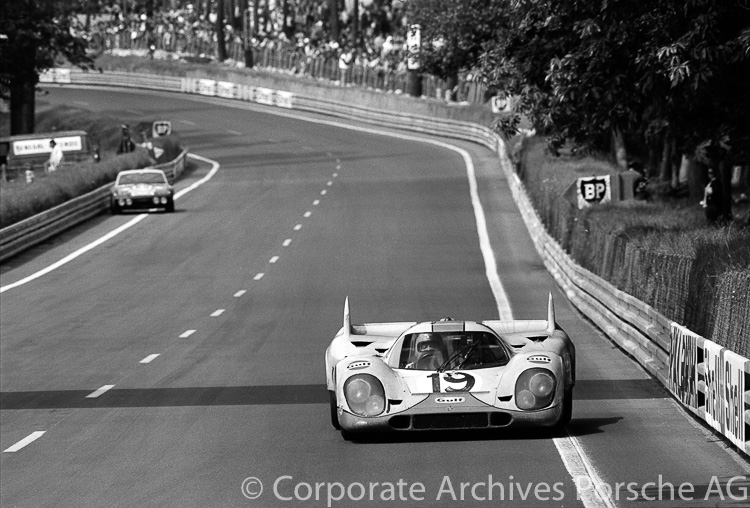 The #19 JW Porsche 917 K of Attwood/Müller heads towards Tertre Rouge