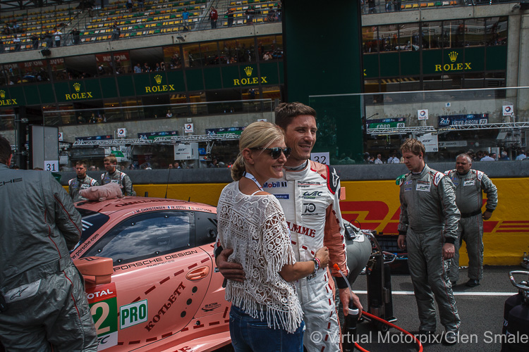 Kevin Estre gets a last-minute hug from his wife on the grid prior to the race