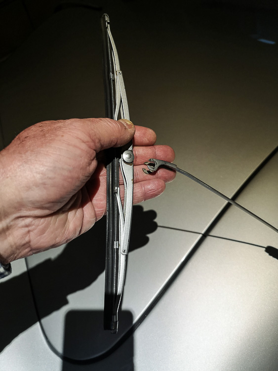 This image shows why the rare wiper arms of the 356 A are referred to as ‘pickle fork’ wipers