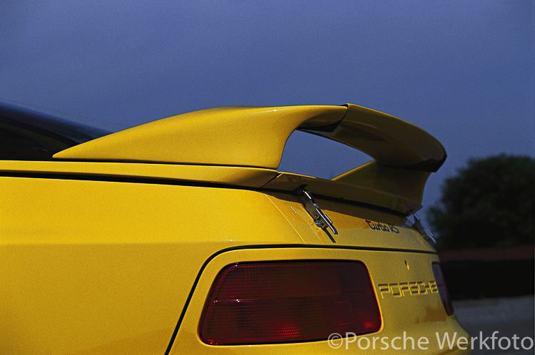 Tail end – adjustable rear wing of the Porsche 968 Turbo RS