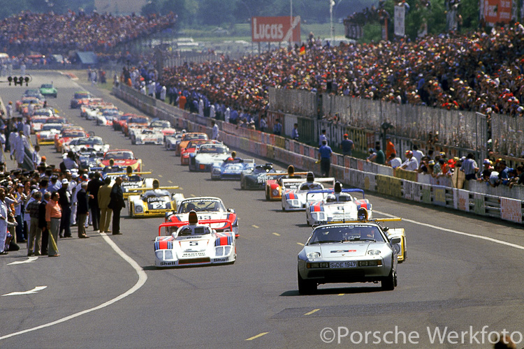 Le Mans 24 Hours, 10-11 June 1978: The pace car, a Porsche 928, leads the field away followed by the #5 Porsche 936/78