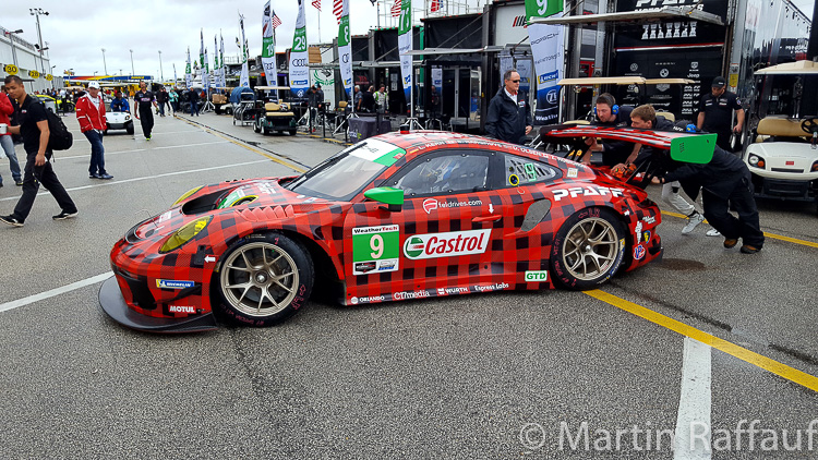 Pfaff Motorsports Porsche 911 GT3 R, a rather striking paint scheme!