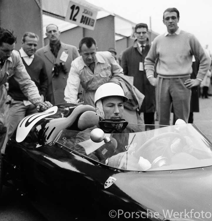 Stirling Moss waits in the car – Brussels, 10 April 1960