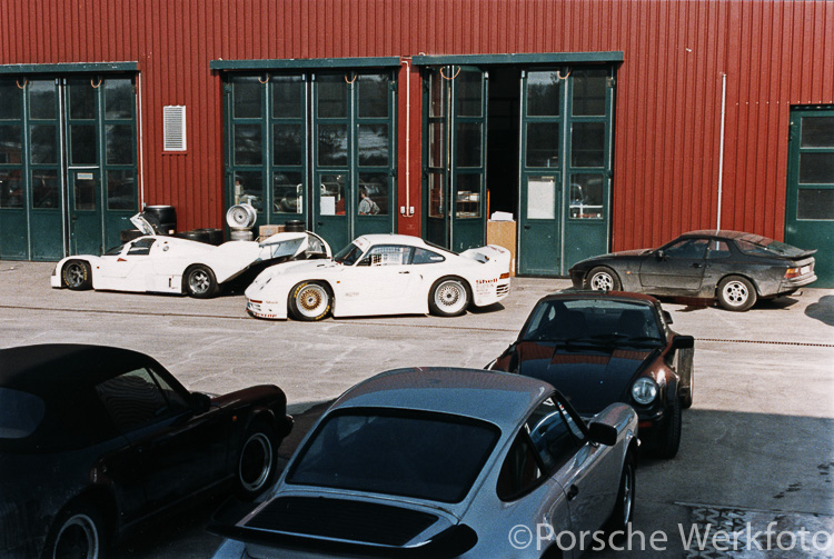 Porsche 962 IMSA and 961 in front of the race department at Weissach, March 1987
