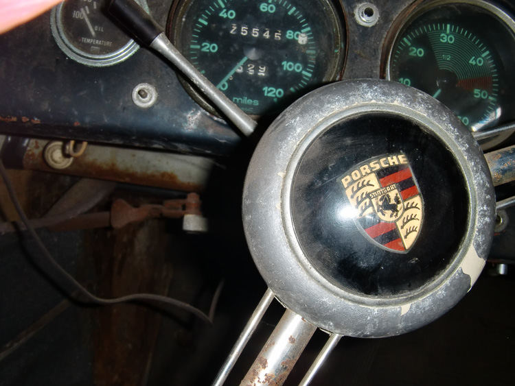 The old style horn button of the 1953 Pre-A Porsche 356