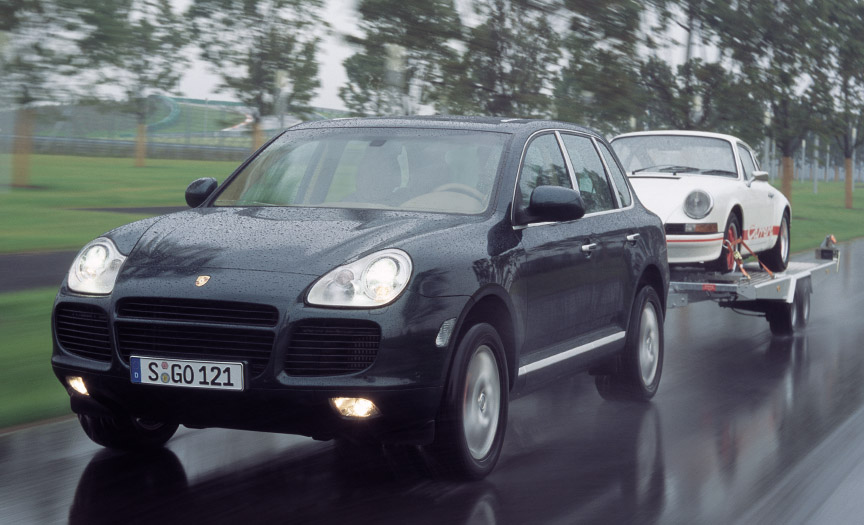 Porsche Cayenne 955 Turbo towing a trailer with 911