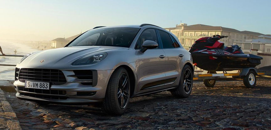 Porsche Macan 95B.2 towing a trailer