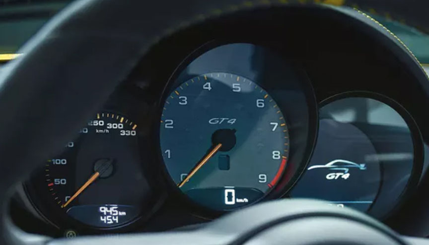 2020 Porsche 718 (982) GT4 instruments