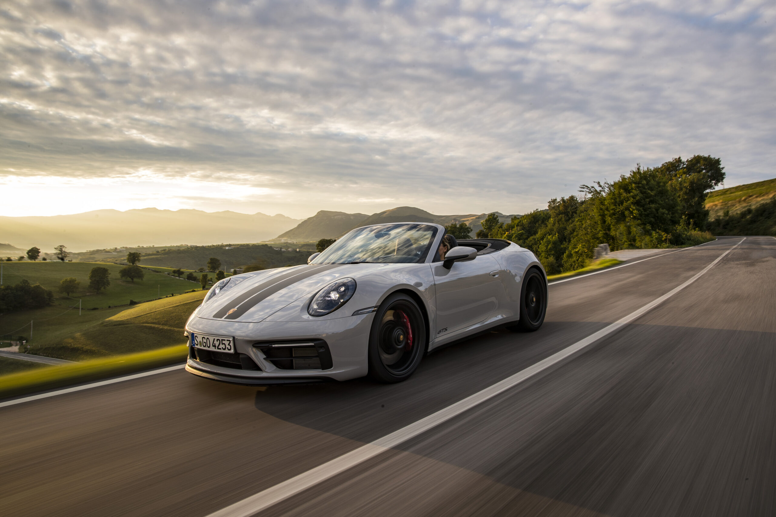 Arriba 47+ imagen porsche 992 carrera 4 gts cabriolet