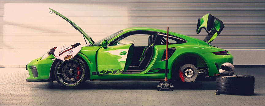 Porsche 911 991.2 GT3 RS tyre change in the garage