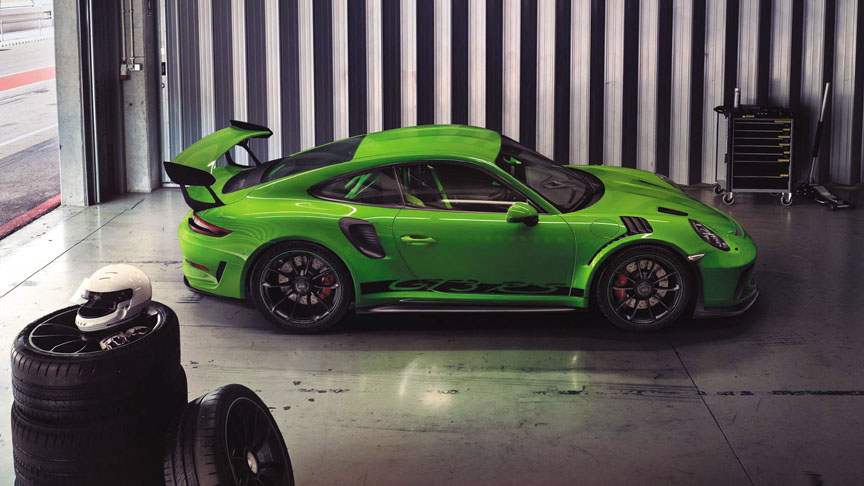 Porsche 911 991.2 GT3 RS in the garage