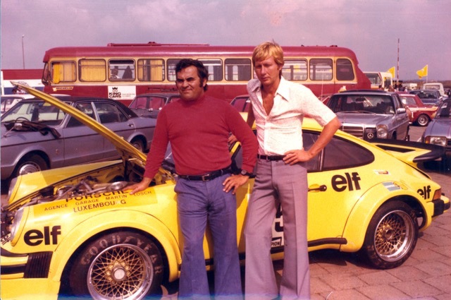 Photo from 1976 of two men standing in front of yellow Porsche 934 in the Netherlands