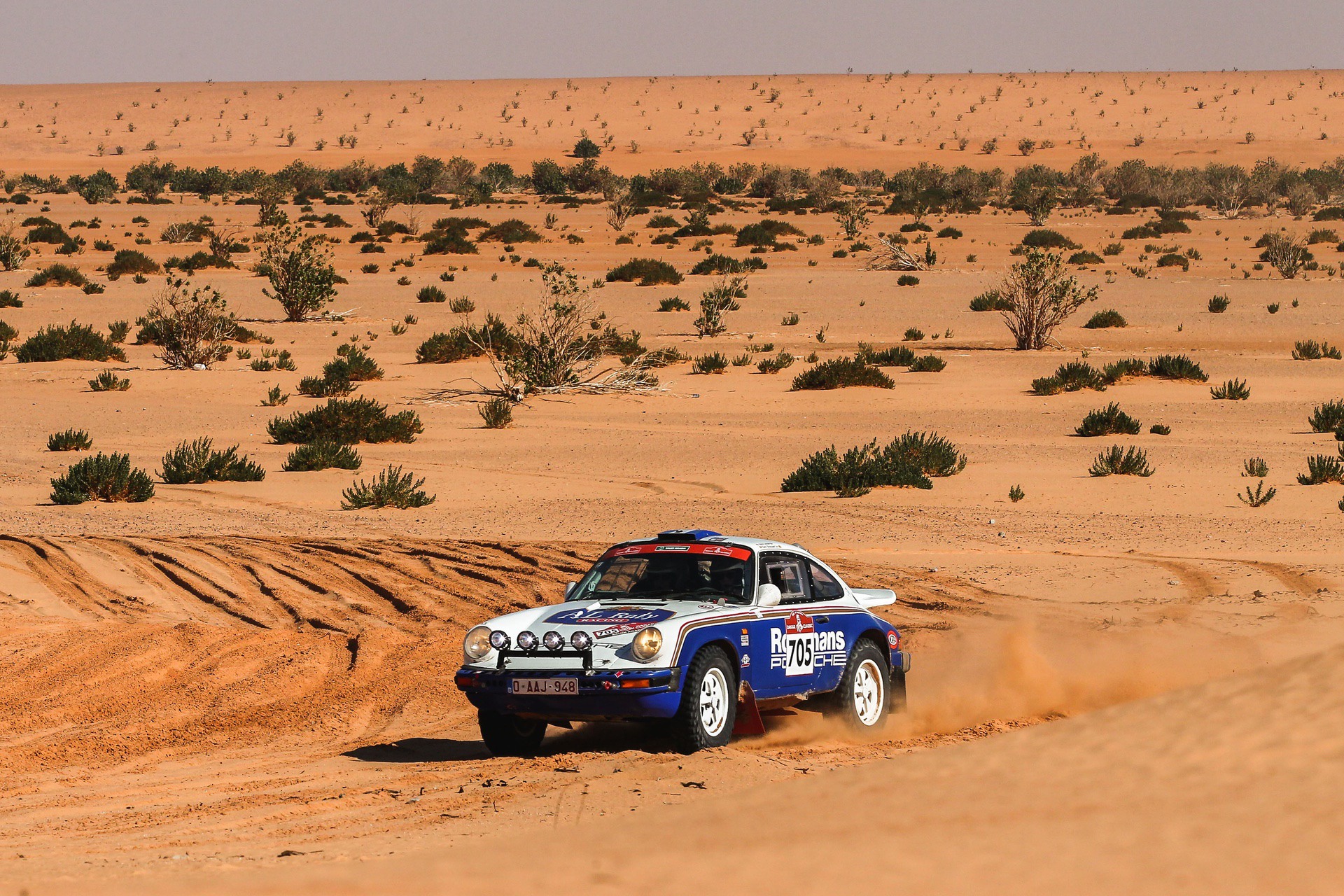 Porsche 911 SC driving over sand during 2022 Dakar Classic