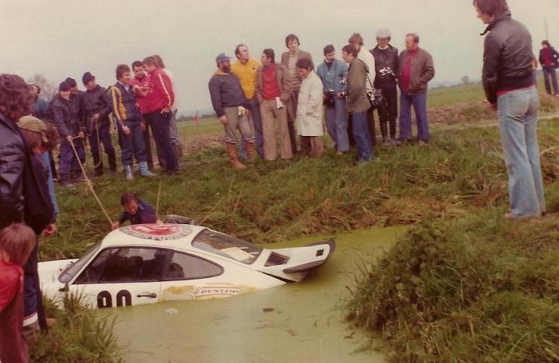 1974 Porsche RS 3.0 Carrera stuck in lake