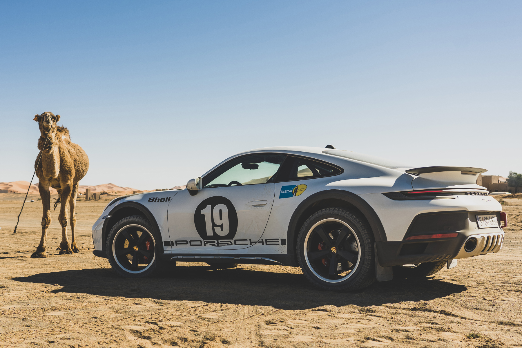 Side view of Porsche 911 Dakar