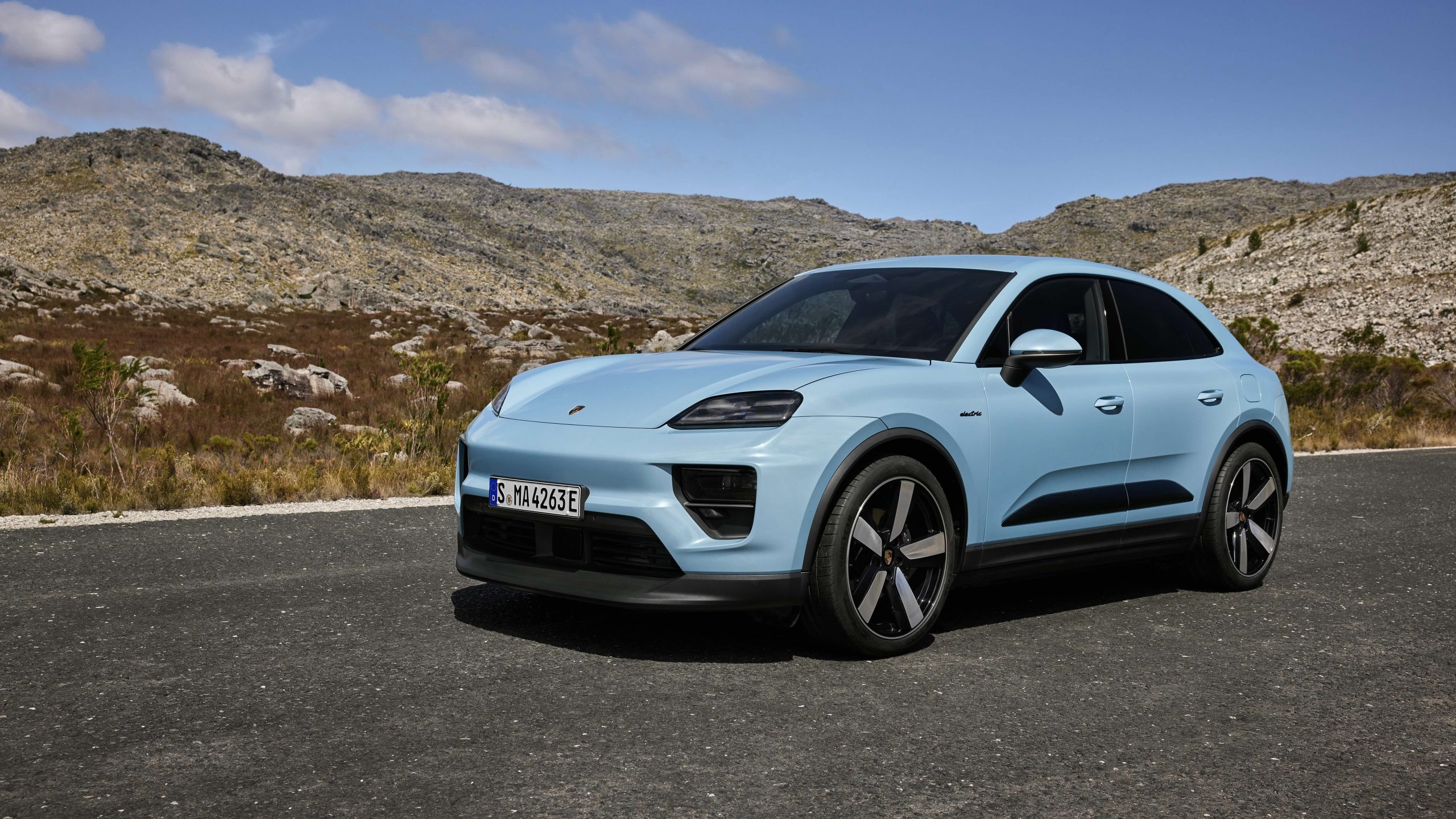 Three-quarter side view of the 2024 Macan 4S