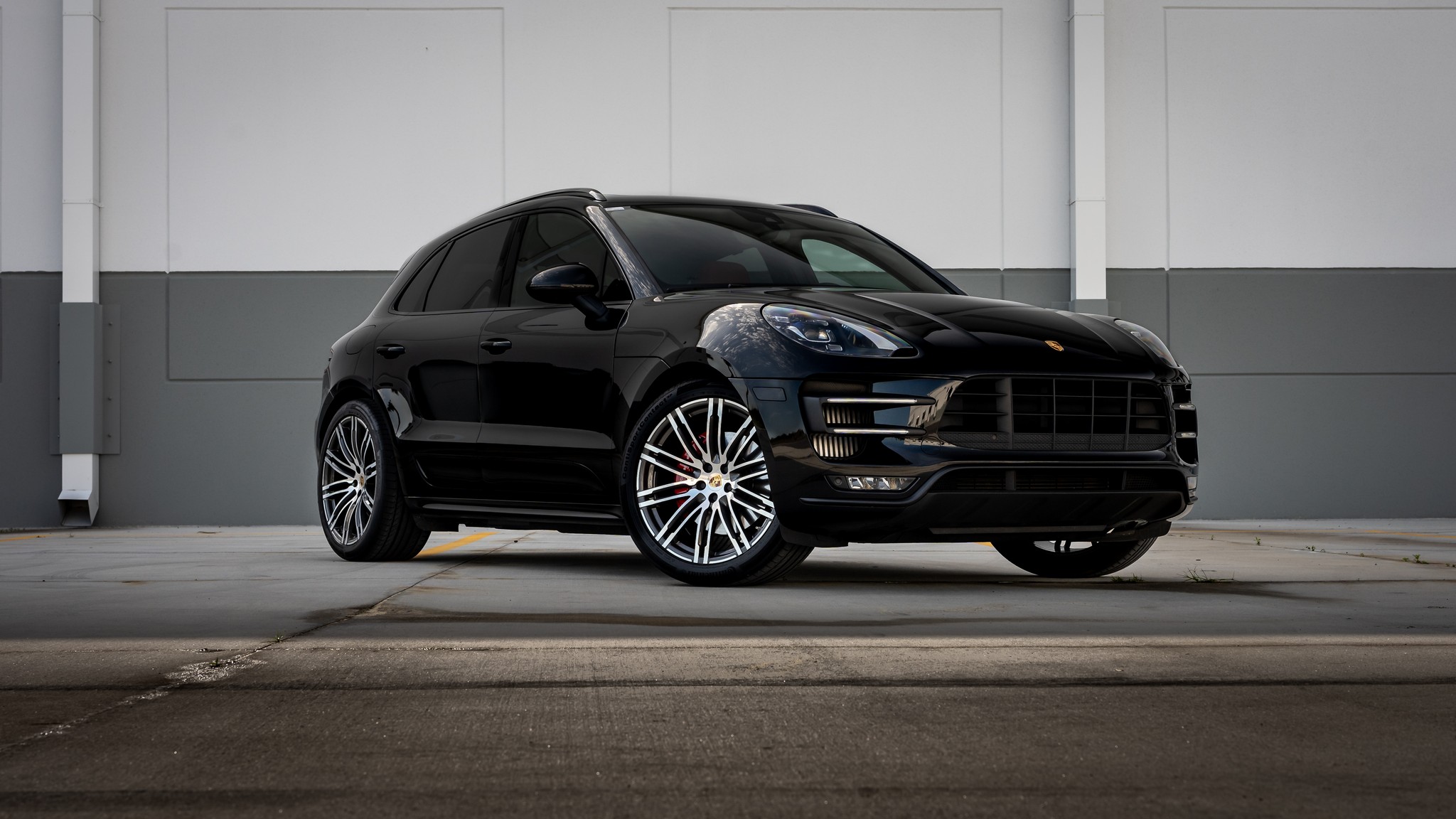 Front view of Flat 6 Motorsports Porsche Macan Turbo