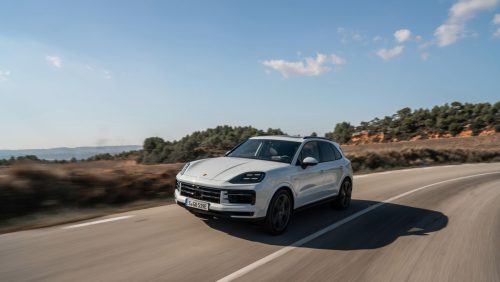 Three-quarter front view of a 2024 Porsche Cayenne S e-hybrid