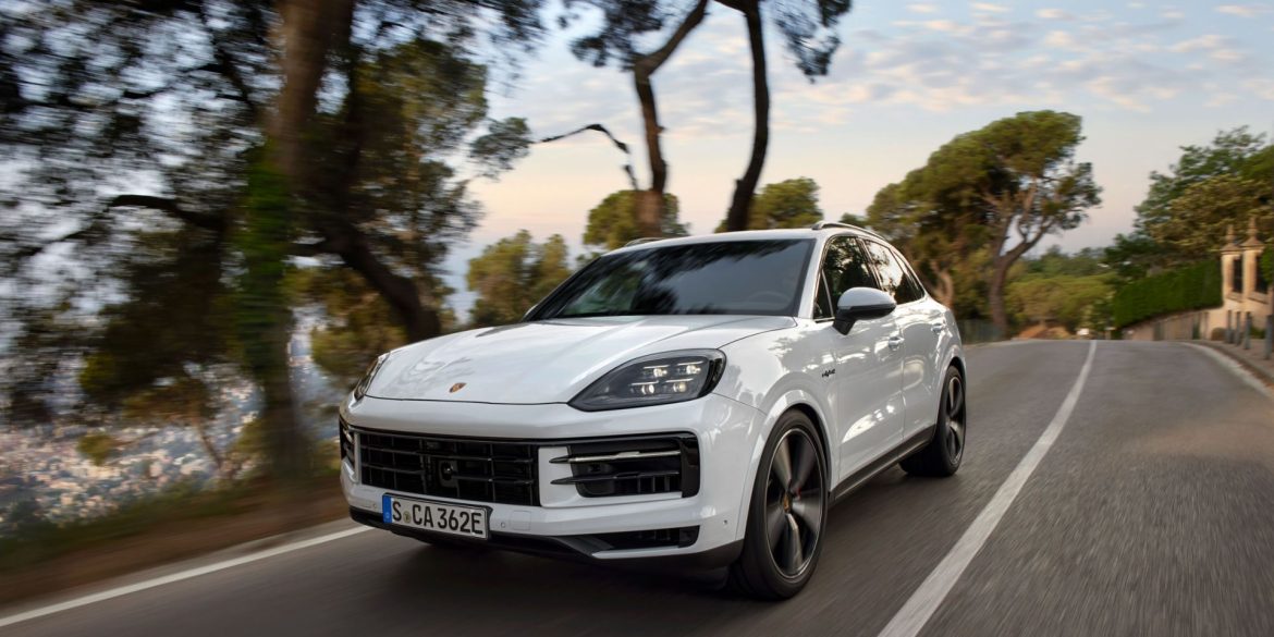 Three-quarter front view of a 2024 Porsche Cayenne E-Hybrid