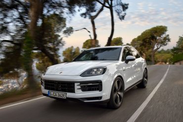 Three-quarter front view of a 2024 Porsche Cayenne E-Hybrid