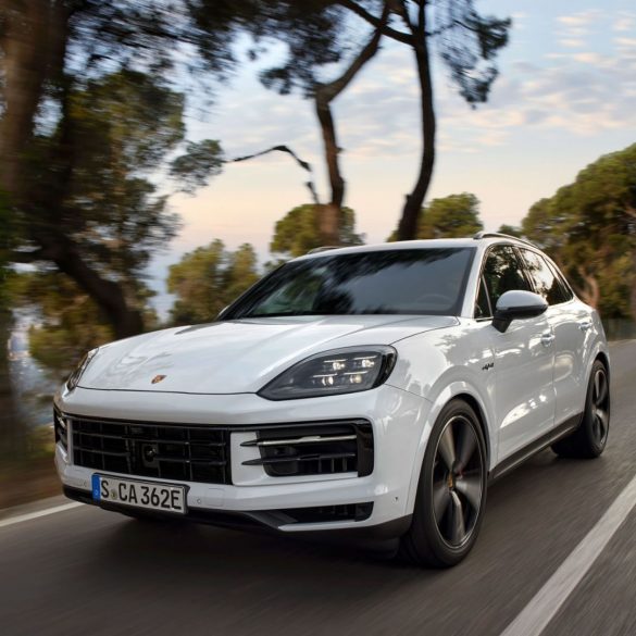 Three-quarter front view of a 2024 Porsche Cayenne E-Hybrid