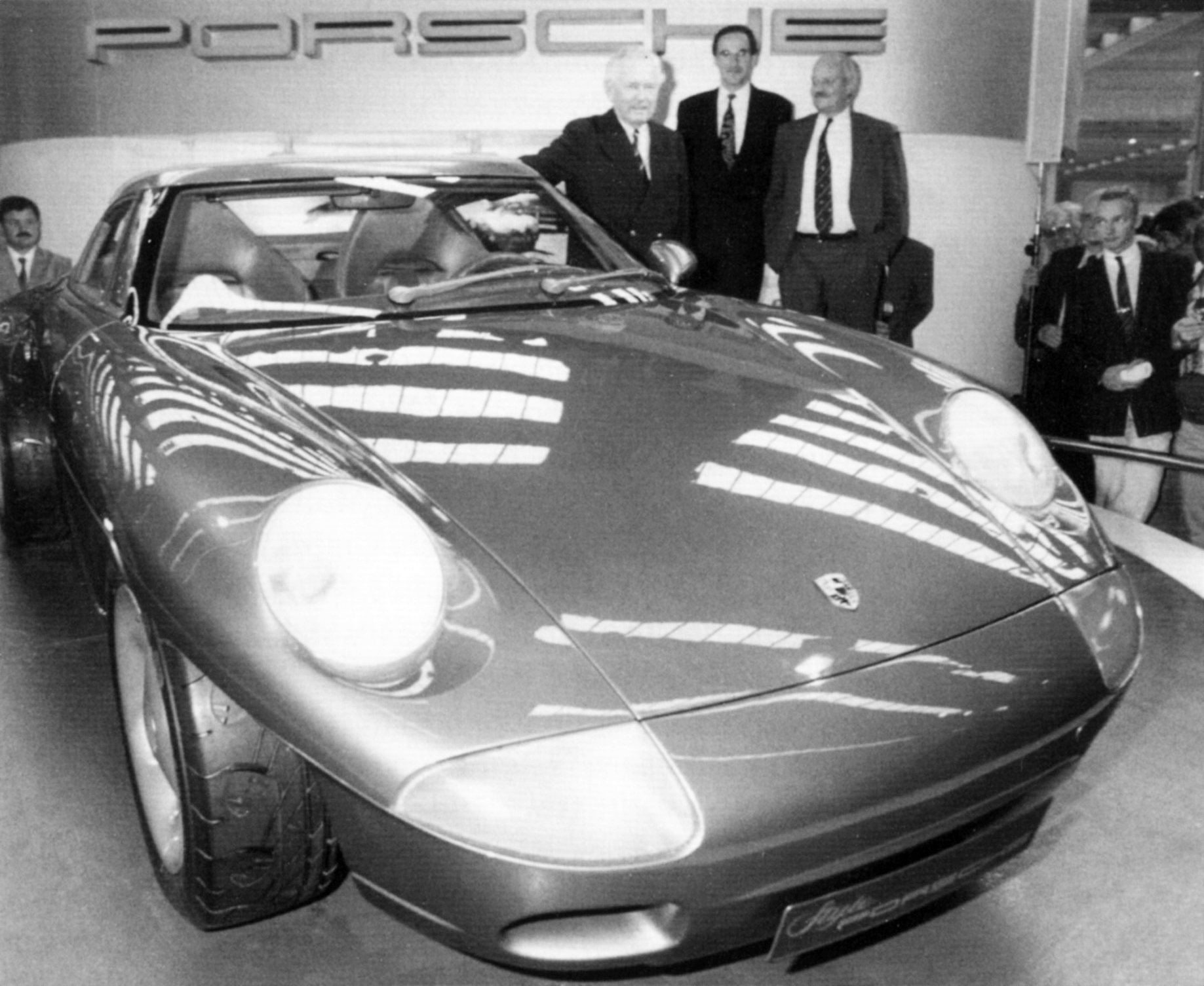The controversial Panamericana concept car was another birthday “gift” for Ferry Porsche in 1989. Ulrich Bez was behind and Branitzki had hands in pockets.
