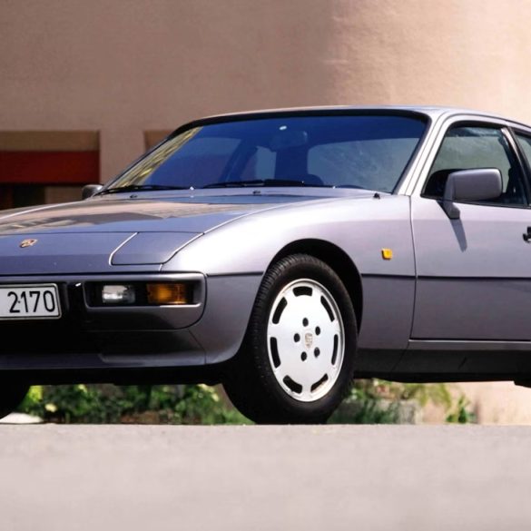 Three-quarter side view of a Porsche 924