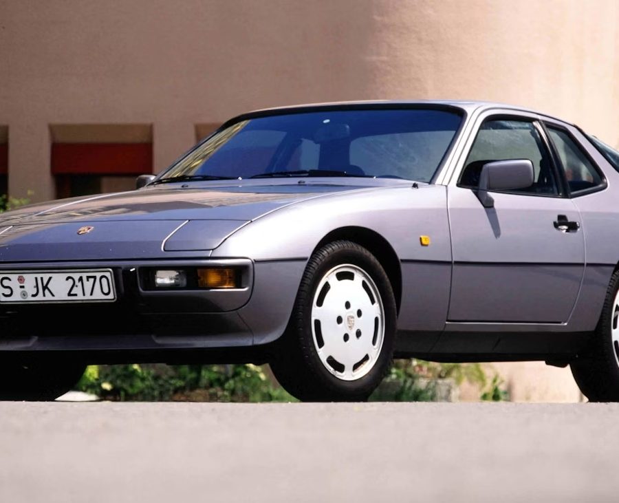 Three-quarter side view of a Porsche 924