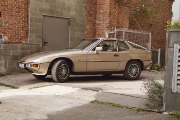 Side view of Porsche 924