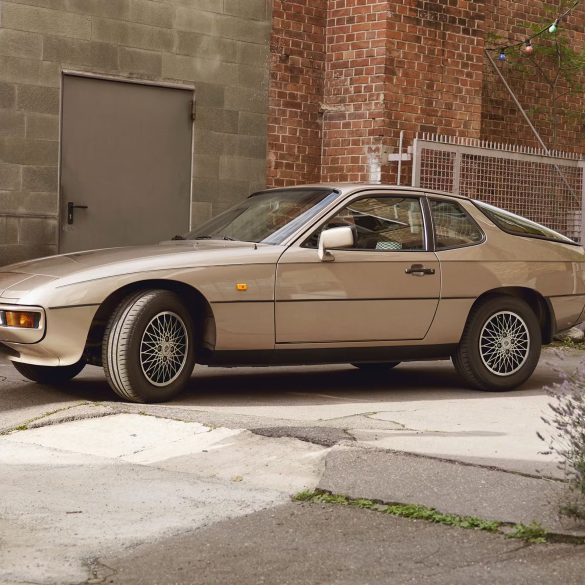 Side view of Porsche 924