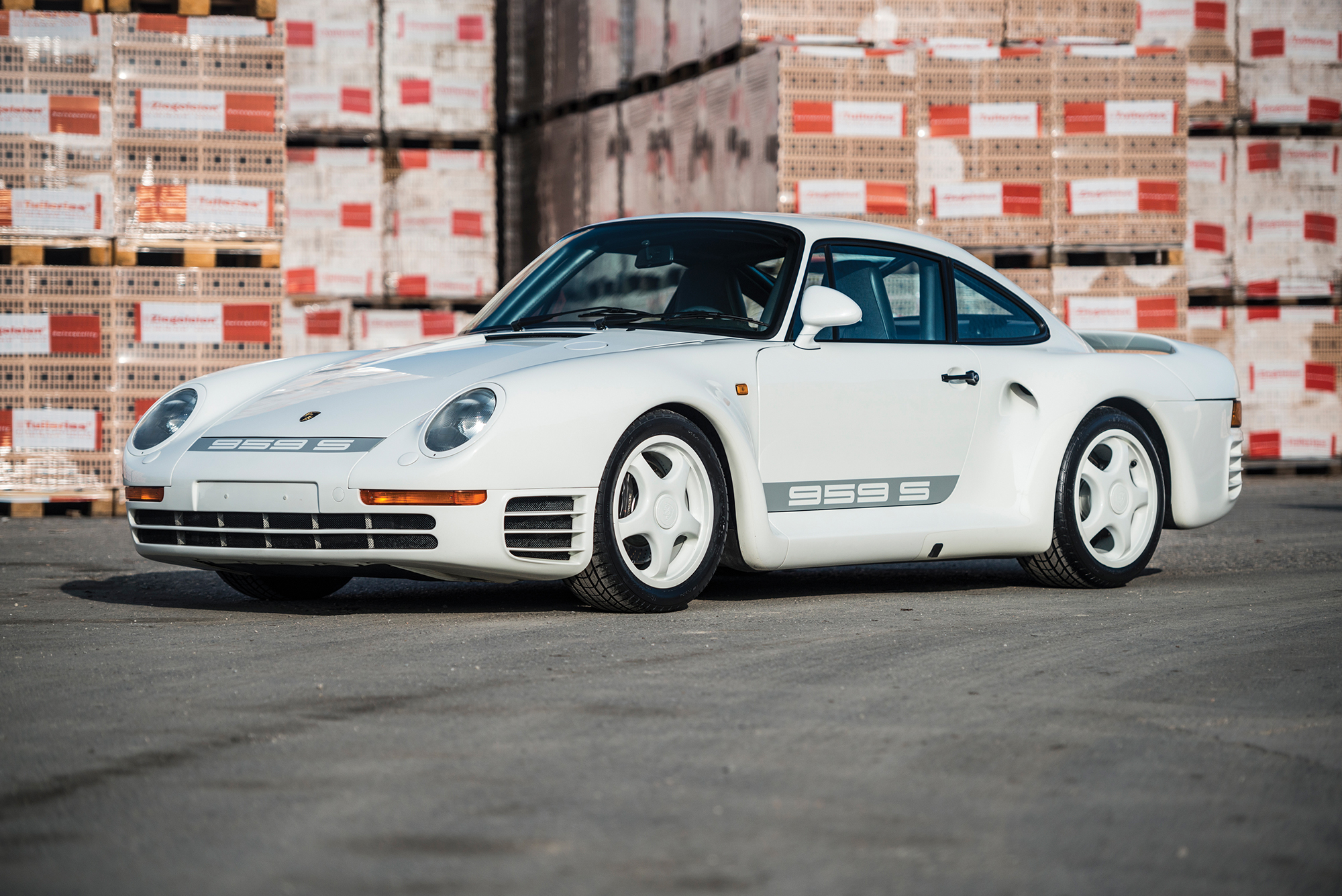 Image of white Porsche 959 Sport
